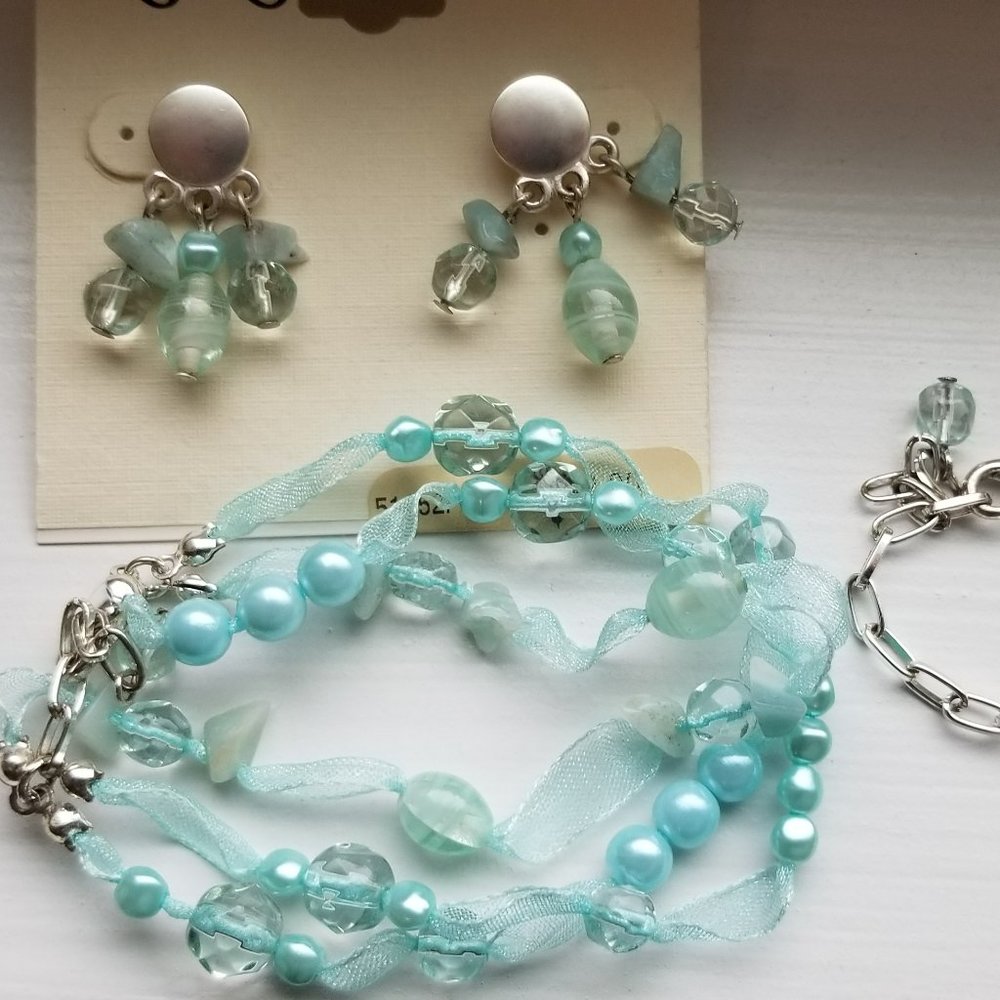 Set of necklace, bracelet and earrings with real pearls